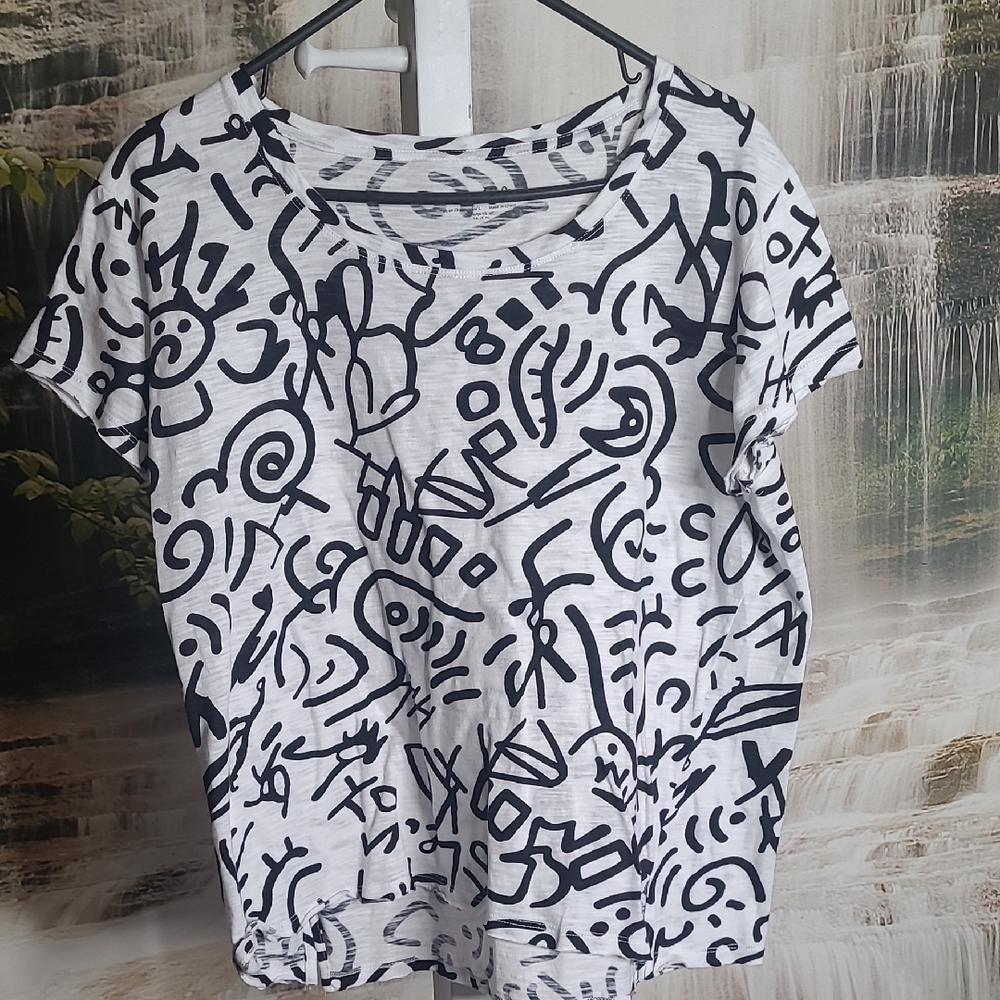 Charlee B Womens Large abstract white black short sleeve hi lo Tshirt